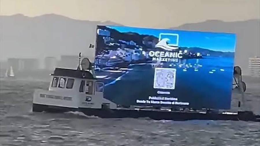 Imágenes de una estructura con una pantalla publicitaria en el mar de Puerto Vallarta generaron críticas entre habitantes y turistas.