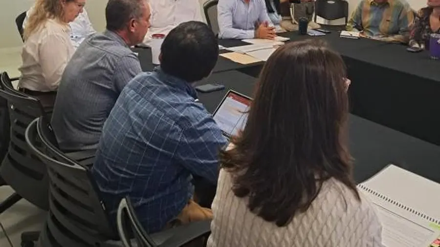 Representantes vecinales y autoridades participaron en la segunda mesa de trabajo para abordar la problemática del agua en Saltillo.