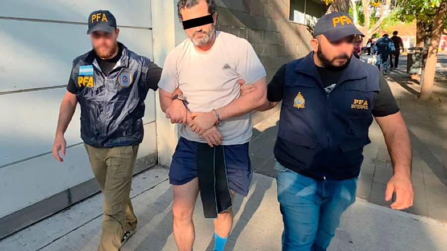 El contralmirante Fernando ‘N’, identificado como el líder de una red de huachicol fiscal conocida como ‘Los Primos’, quien contaba con una ficha roja de Interpol y es sobrino del exsecretario de Marina, José Rafael Ojeda Durán, fue detenido.