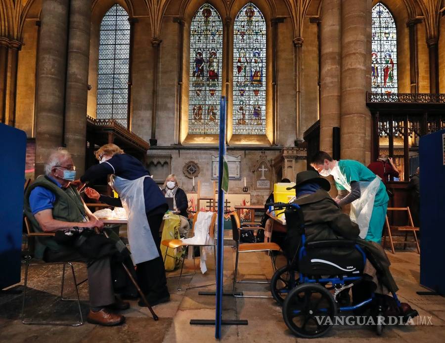 $!Músico de la Catedral de Salisbury toca música mientras reciben la vacuna contra la COVID-19