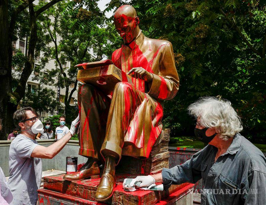 $!Monumentos y estatuas son víctimas de la ira y las protestas antirracistas en todo el mundo (fotos)