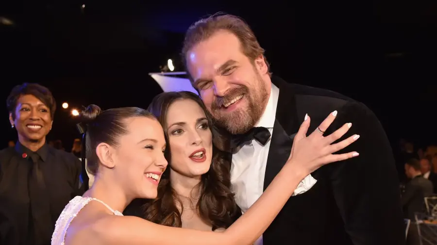 Al tiempo, Lily Allen abordó en su nuevo material su separación de David Harbour y el proceso emocional que vivió.