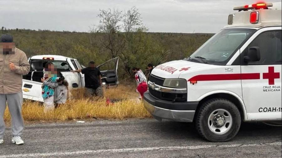 La camioneta Chevrolet blanca quedó volcada sobre el acotamiento tras perder el control en la carretera federal 57.