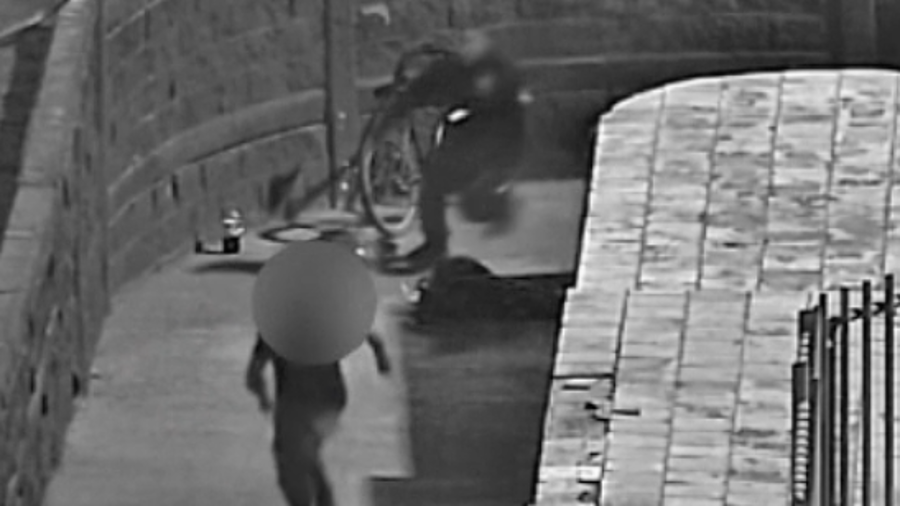 Elementos de la Policía Municipal aseguraron a un hombre cuando manipulaba cableado en el paso peatonal del distribuidor vial Venustiano Carranza, donde posteriormente intentó huir con un arma blanca en mano.