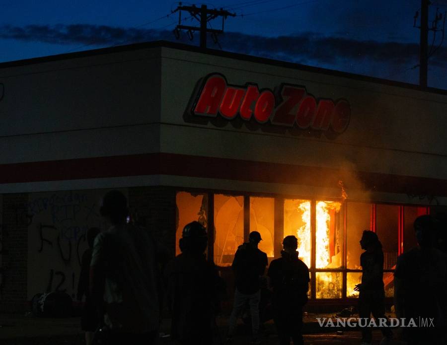 $!Violentas protestas y saqueos en Minneapolis por la muerte de George Floyd por abuso policial (fotos)