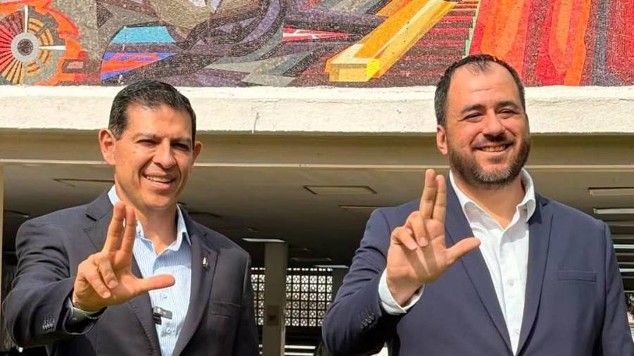 Rodríguez Silva (derecha) se comprometió a impulsar el crecimiento de la facultad y fortalecer la formación académica de los estudiantes.