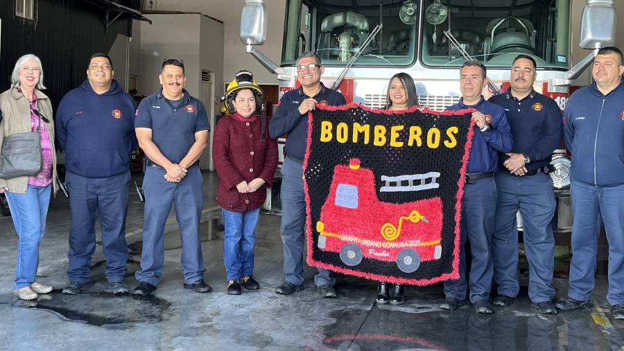 Integrantes de Graffiti Tejido Coahuila entregaron 160 mantas al Cuerpo de Bomberos de Saltillo, en agradecimiento por su labor diaria.