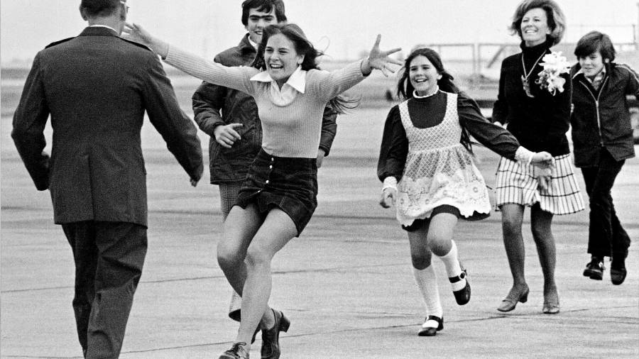 El teniente coronel Robert L. Stirm, prisionero de guerra liberado, es recibido por su familia en la Base de la Fuerza Aérea Travis, en Fairfield, California, a su regreso de la guerra de Vietnam el 17 de marzo de 1973.