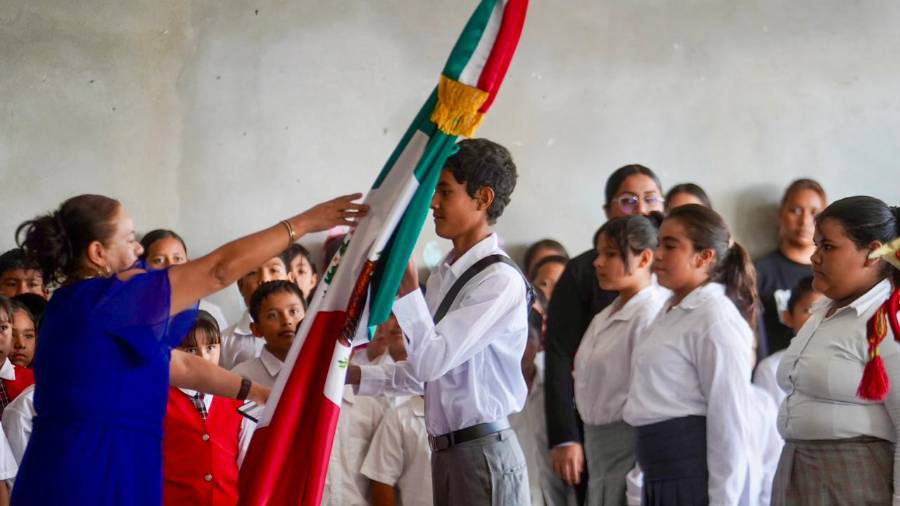 El evento destacó la importancia del respeto y resguardo del lábaro patrio.
