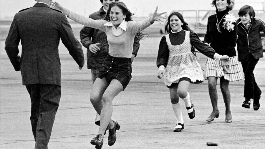 El teniente coronel Robert L. Stirm, prisionero de guerra liberado, es recibido por su familia en la Base de la Fuerza Aérea Travis, en Fairfield, California, a su regreso de la guerra de Vietnam el 17 de marzo de 1973.