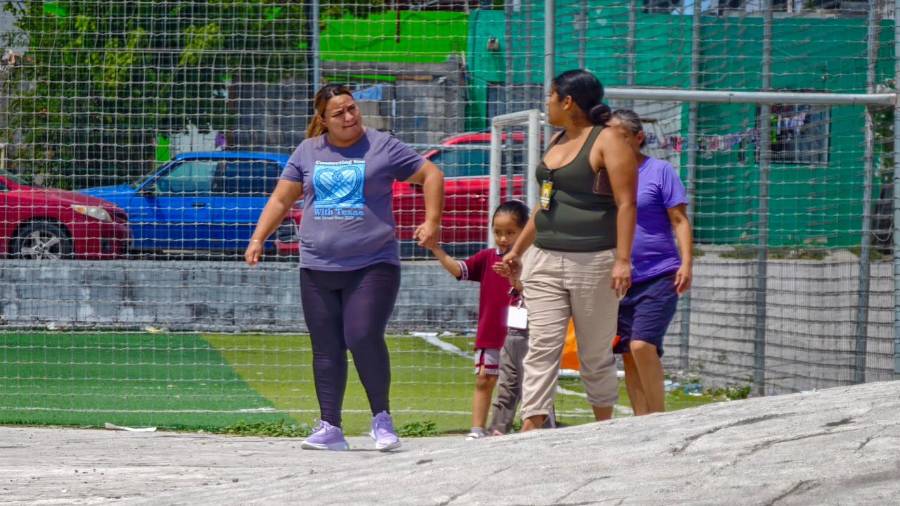 Familias de Parajes de los Pinos aprovechan las plazas rehabilitadas para convivir durante las tardes.