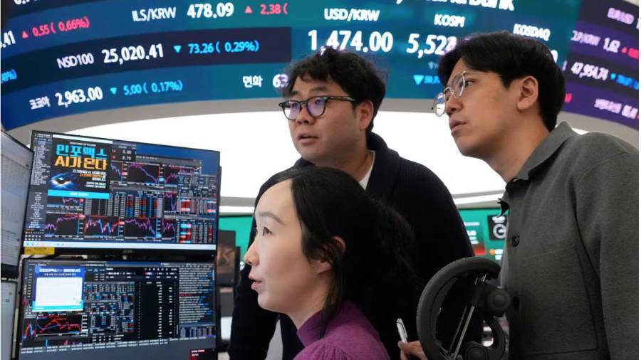 Operadores en Seúl observan los monitores. Se ha registrado volatilidad en los mercados globales desde el estallido del conflicto en Oriente Medio.