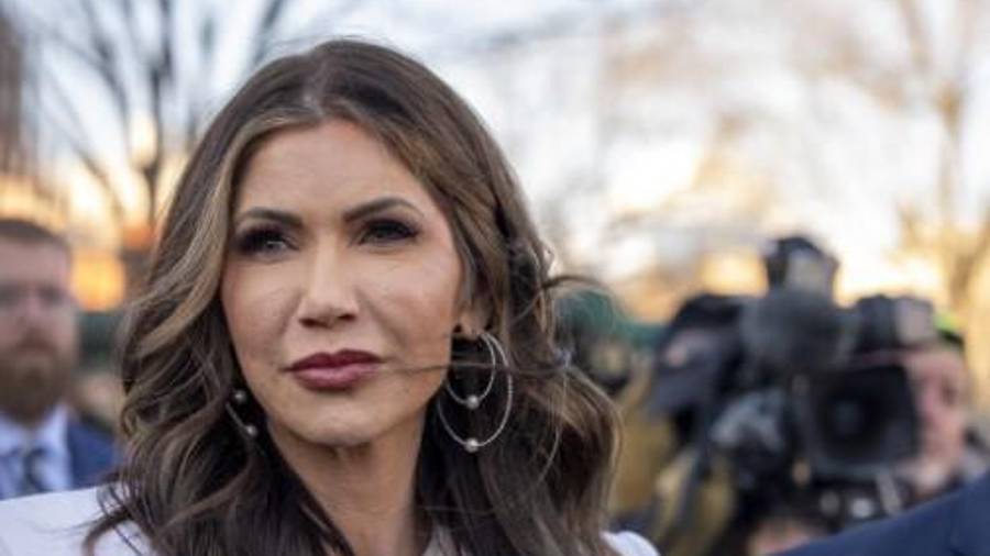 Noem añadió que la operación relámpago, llevada a cabo con la cooperación del gobernador republicano de Florida, Ron DeSantis, era un modelo que quería replicar en todo Estados Unidos..