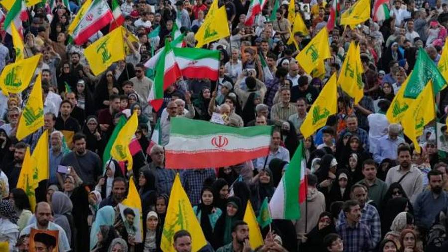 Personas con banderas de Irán y del grupo militante Hezbolá del Líbano asisten a un festival callejero para celebrar la festividad musulmana chiíta de Eid al-Ghadir, en Teherán, Irán, el 4 de junio de 2026.