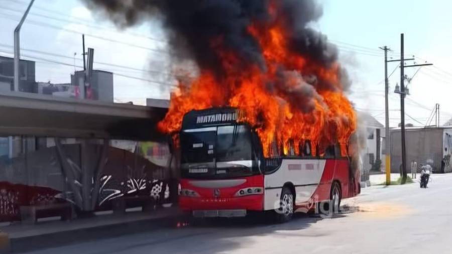 Bomberos y cuerpos de emergencia trabajaron para controlar el fuego y evitar mayores riesgos en la zona del bulevar Revolución.