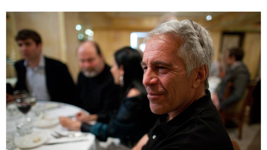 Fotografía sin fecha específica de toma, publicada por los demócratas del Comité de Supervisión de la Cámara Baja (Oversight Dems), donde aparece Jeffrey Epstein durante una cena.