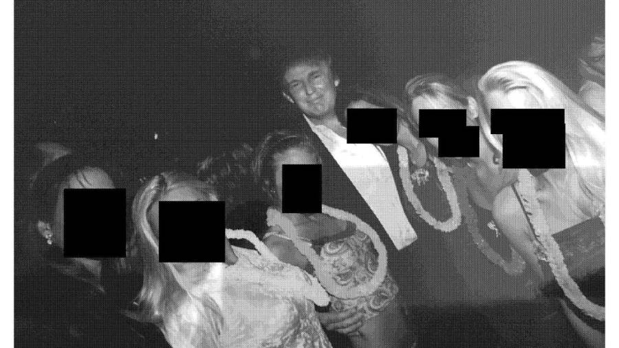 Fotografía sin fecha específica de toma publicada por los demócratas del Comité de Supervisión de la Cámara Baja del presidente de los Estados Unidos, Donald Trump, rodeado de mujeres.