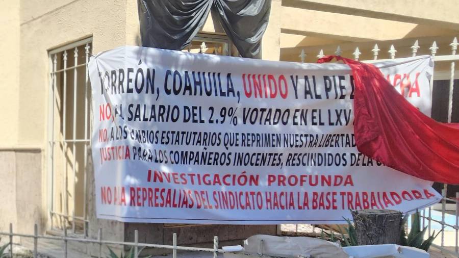 A través de pancartas, los trabajadores del IMSS denuncian represalias de parte de su sindicato; aseguran que han recibido amenazas para disuadirlos de participar en la marcha