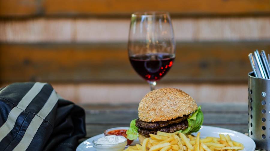 ¡Claro que hay forma de disfrutar tu comida rápida favorita con un vino! Solo hay que aprender a elegir el adecuado para cada platillo.