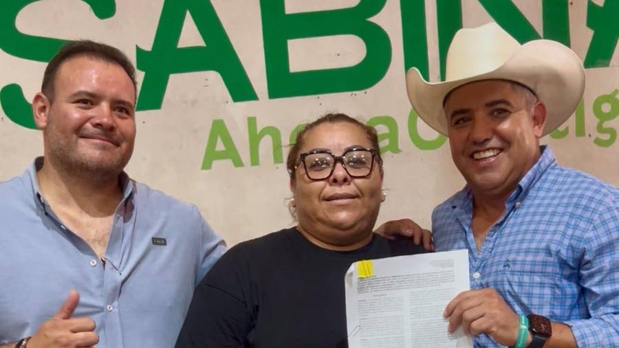 El coordinador de Conavi, Jonathan Ávalos, y el alcalde Feliciano Díaz, encabezaron la histórica firma de convenios de vivienda en Sabinas. FOTO: CORTESÍA