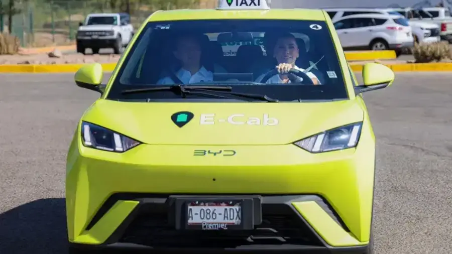 Piedras Negras ya cuenta con tres taxis eléctricos en circulación, marcando el inicio de la modernización sustentable del transporte público.