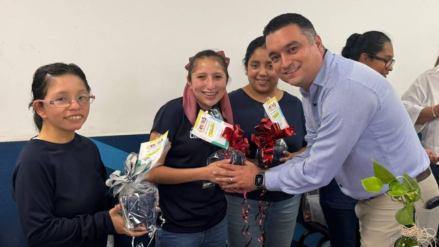 Emanuel Cerda , gerente de Recursos Humanos de Tupy en México, recibió a los alumnos del CAM 41 en las instalaciones de Saltillo. FOTOS: CORTESÍA