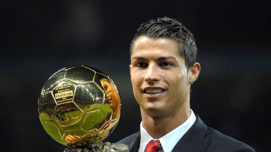 Cristiano Ronaldo conquistó su primer Balón de Oro en 2008, edición que ahora fue elegida por los aficionados como la mejor de todos los tiempos.