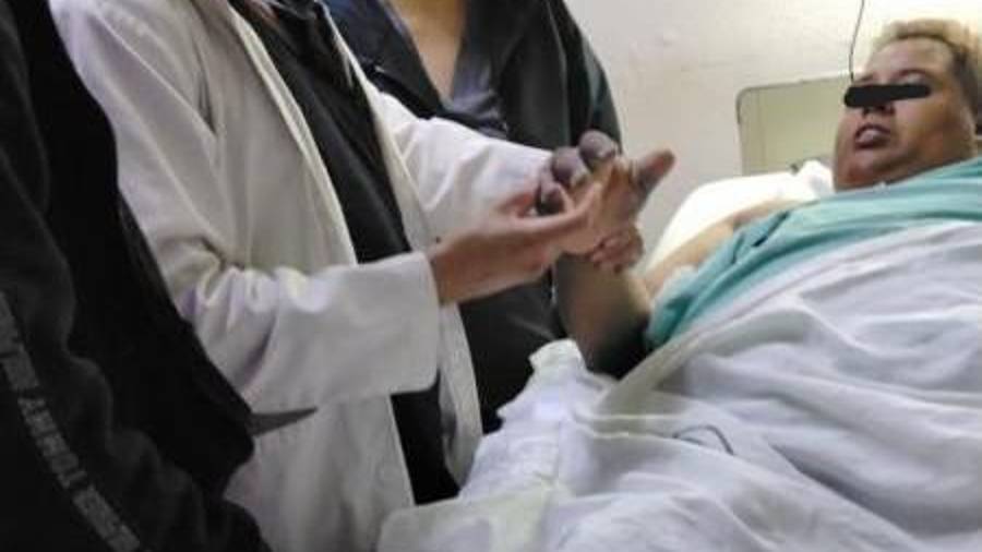 La familia señaló que durante la atención médica presentó una infiltración en una mano que provocó complicaciones en una extremidad.