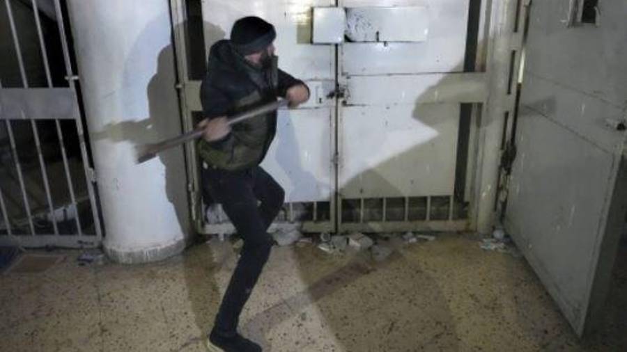 Salama fue liberado por los combatientes rebeldes, alimentado y luego llevado por paramédicos según el informe de CNN.