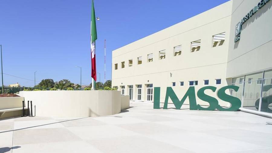 Familias esperan atención médica en el IMSS de Acuña, en medio de carencias y largas filas.