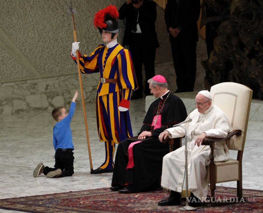 $!Cuando la inocencia de un niño toma el control del Vaticano (fotogalería)