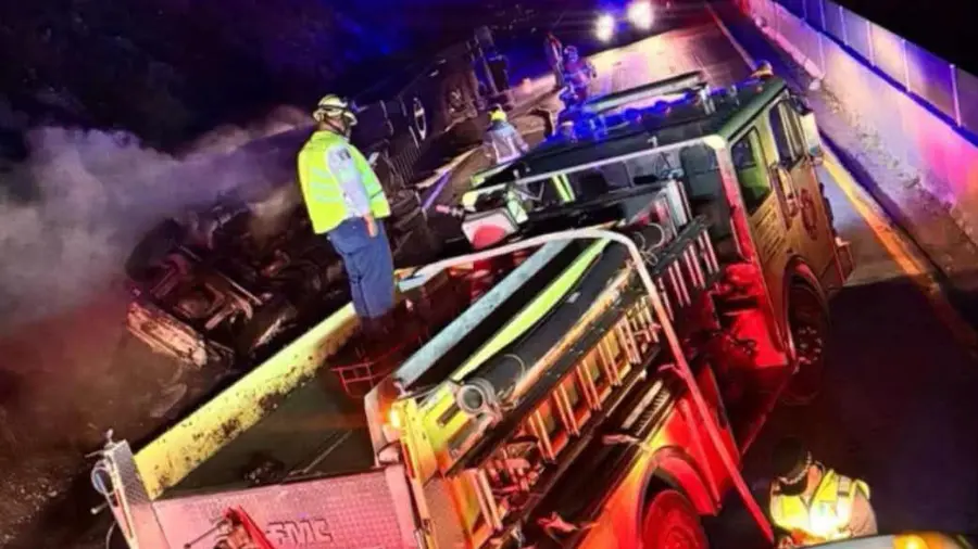 Bomberos de Arteaga trabajaron durante horas para sofocar el incendio y retirar la unidad siniestrada.