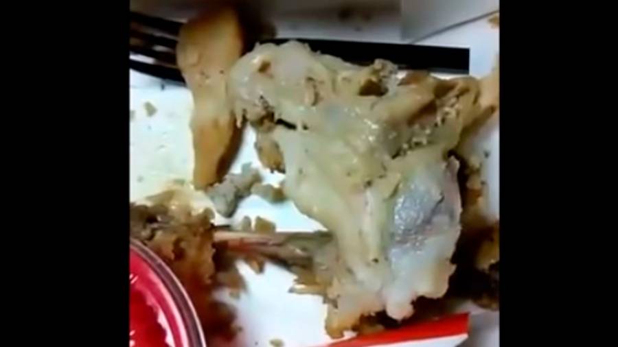 Madre acusa que pollo agusanado de KFC llevó a su hijo al hospital; la empresa lo niega