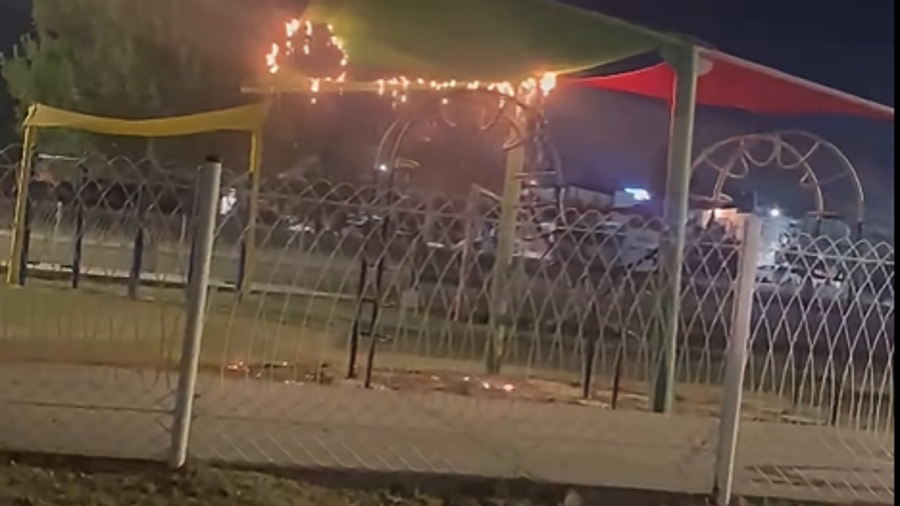 En redes sociales fue difundido un video en el que se observa una malla sombra de la plaza incendiándose.