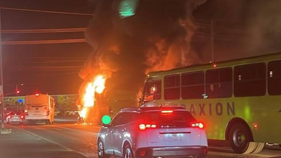 Pasajeros de un autobús de la línea Traxión lograron descender de la unidad segundos antes de que las llamas se extendieran, luego de que el operador detectara humo y detuviera la marcha cerca del cruce con el bulevar Antonio Cárdenas.