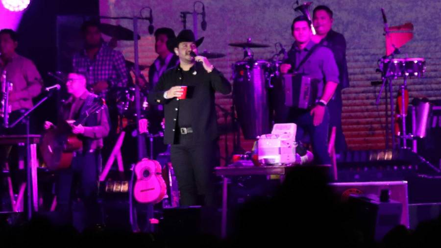 Edén bailó, bromeó y cantó para conquistar al público.