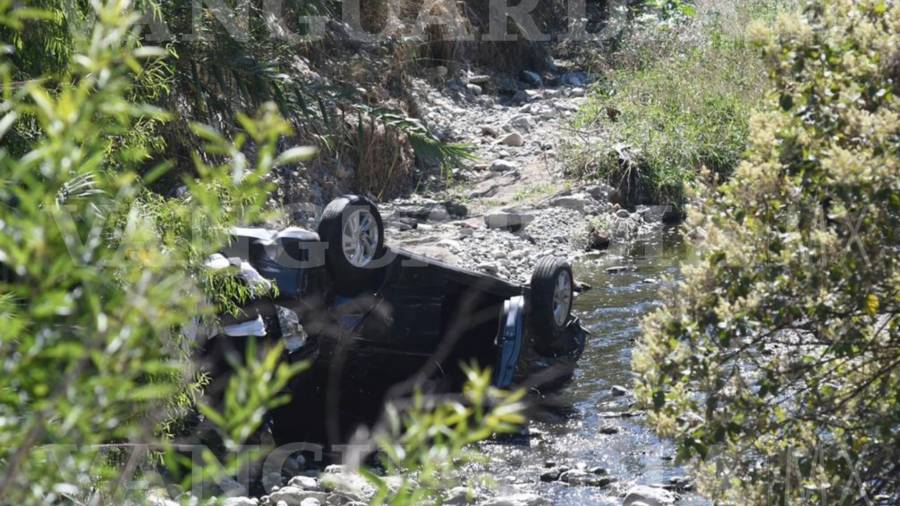 Conductora cae 8 metros al fondo de un arroyo al norte de Saltillo