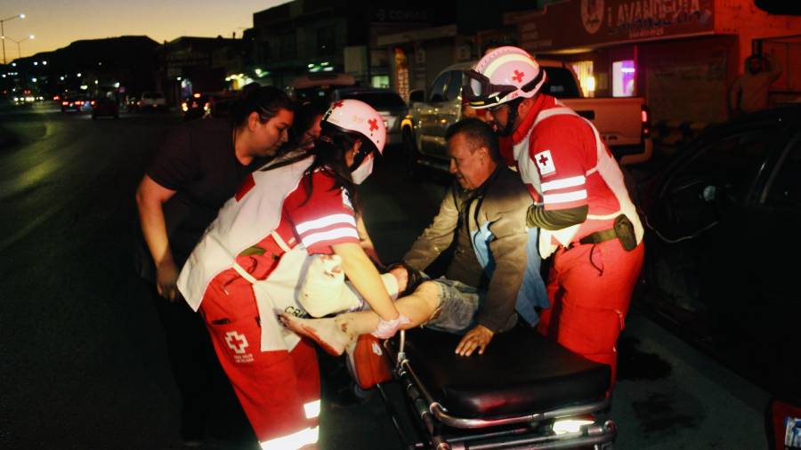 Paramédicos trasladaron al herido al hospital.