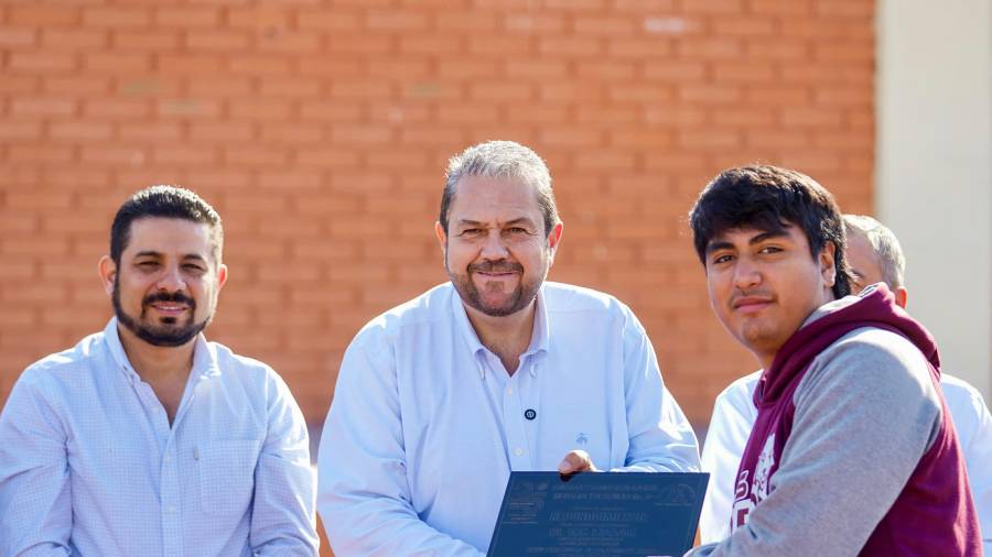 Los apoyos beneficiaron a mil 350 alumnos del CETIS 60.