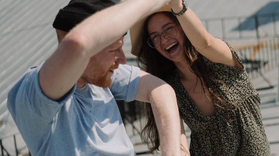 La música es un elemento poderoso que puede transformar la experiencia sexual de ordinaria a extraordinaria.