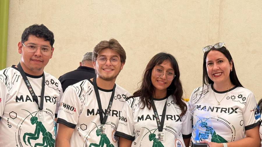 Jesús Orozco, coach del equipo; Alejandro Bastida; Abigail Malacara, y Carmen Coronado, directora de la Facultad de Sistemas de la UAdeC, durante una de las competencias.