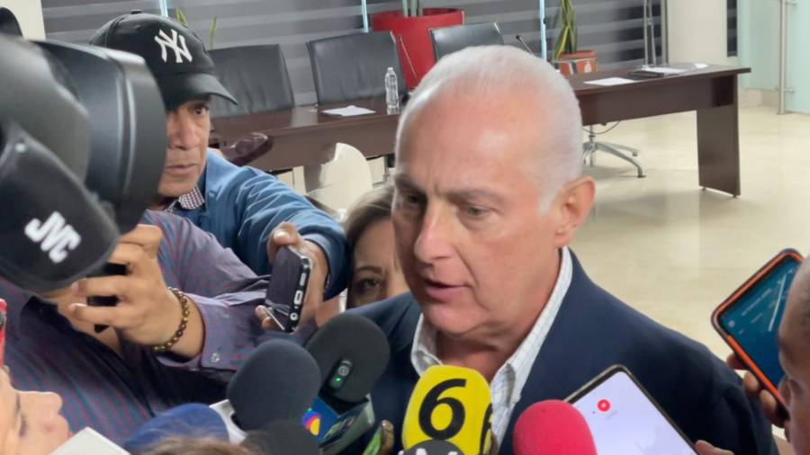 El alcalde Román Alberto Cepeda revisa los avances en uno de los puntos más complejos del proyecto vial.