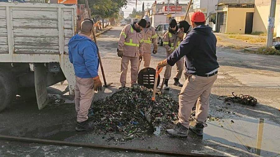 Personal de SIMAS utilizó un camión Vactor para retirar miles de taparroscas que bloqueaban el drenaje.
