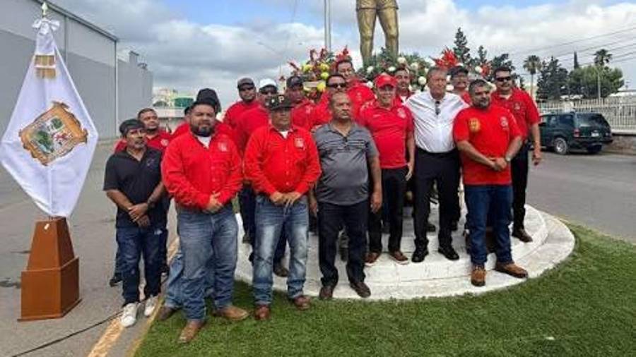 Autoridades realizaron una guardia de honor en Nueva Rosita frente al Monumento al Minero.