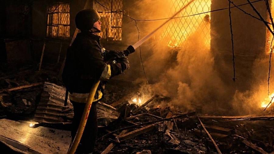 Bomberos tratan de sofocar un incendio tras un ataque ruso con drones en la región de Odesa.