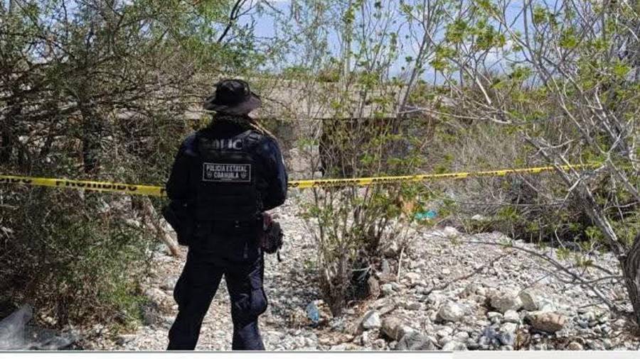 Elementos de Seguridad Pública y Protección Civil acordonaron el área donde fue localizado el cuerpo, mientras peritos y autoridades ministeriales realizaban las diligencias correspondientes.