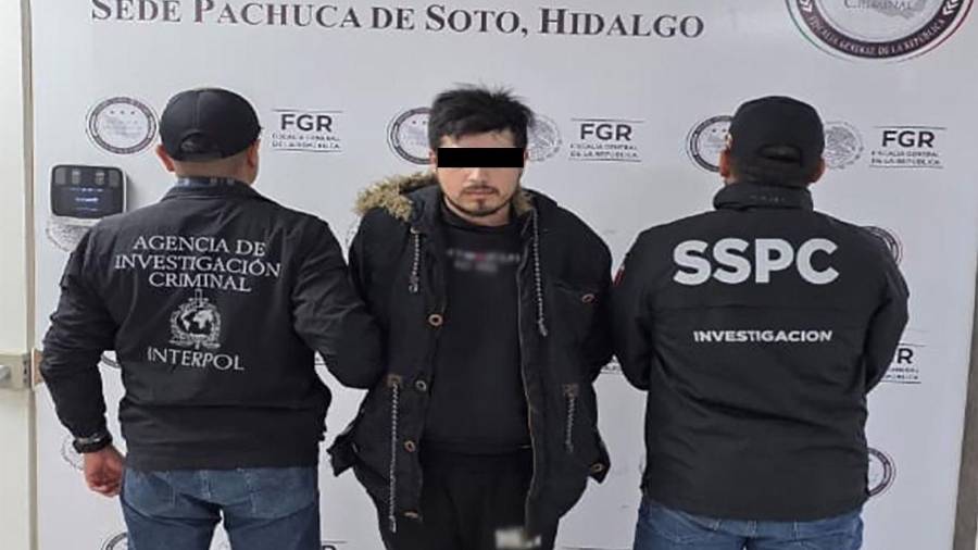 Las autoridades federales reportaron que el detenido contaba con ficha roja y una orden de arresto con fines de extradición.