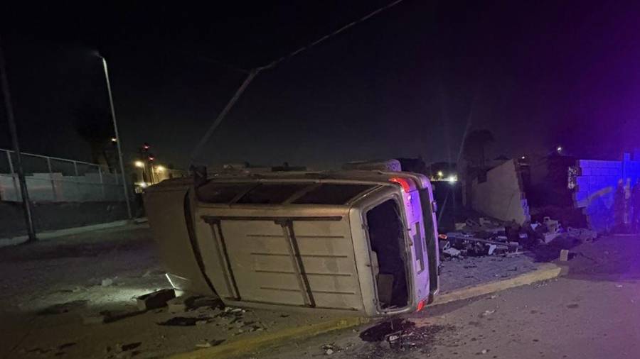 La camioneta presentó severos daños tras el choque y la volcadura ocurridos durante la madrugada.