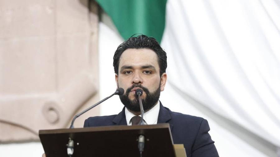 Alberto Hurtado plantea capacitación para motociclistas, evaluaciones prácticas para obtener licencias, zonas de espera en semáforos y regulación del filtrado vial para prevenir accidentes en Coahuila.