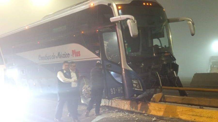 La unidad de la línea Ómnibus de México quedó con el frente destrozado tras impactar contra la base del puente en el bulevar Manuel Acuña; el exceso de humedad y la falta de visibilidad fueron las causas principales del percance.